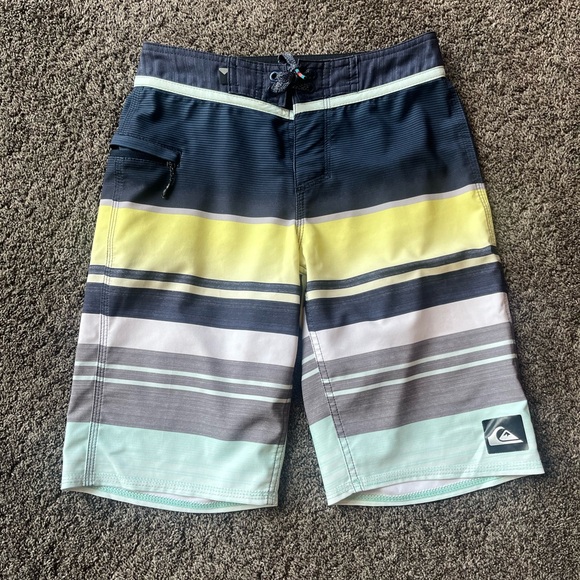 Boys Quiksilver Boardahorts/Swim Trunks - Picture 1 of 5